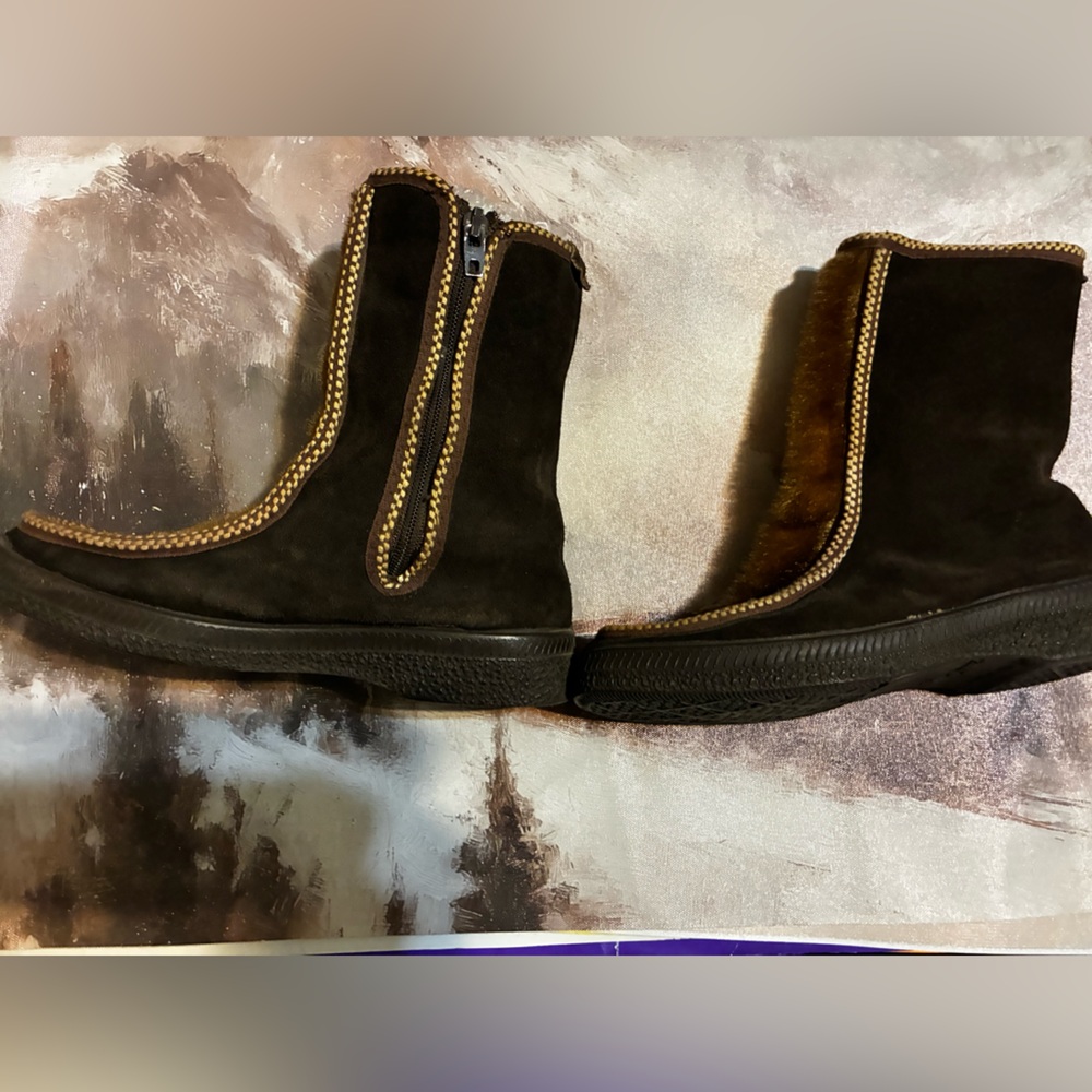 Women’s Ski-Lounger Brown Suede Boots US 8.5